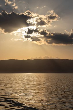 Gölün üzerinde güzel bir gün batımı Yazın dalgalarla.