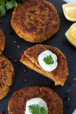 Arka planda ekşi kremalı sebzeli burger köfteleri. Üst Manzara. Sağlıklı ev yapımı vegan eti alternatifi.