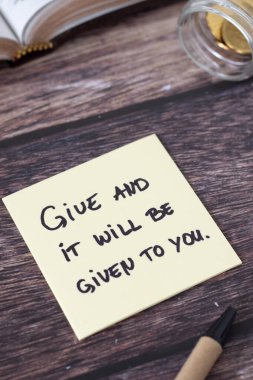 Hristiyan bağışı için el yazısıyla ilham verici bir alıntı. İncil 'deki cömertlik, sadakat ve Tanrı' ya olan inanç kavramı..