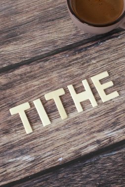 Kırsal arka planda tithe ahşap metin. İncil 'deki dini adak, kutsama ve Tanrı' ya olan inanç kavramı..