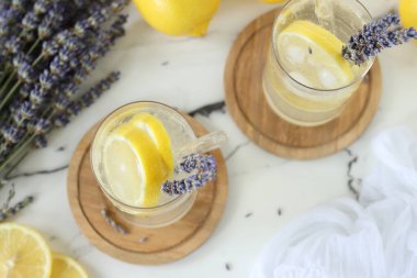 Soda ve buzlu limonlu lavanta yaz içeceği. Üst görünüm.