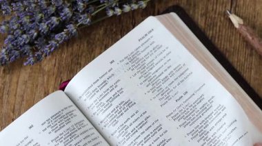 El, kutsal kitabın sayfalarını çeviriyor. Hıristiyan sabah eğitimi, İncil kavramı.