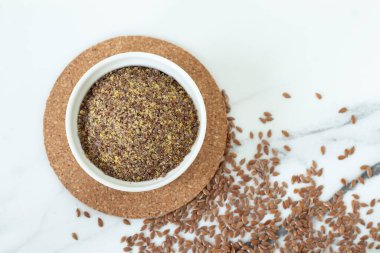 Beyaz arka planda tamamen keten tohumları var. Üst Manzara. Boşluğu kopyala.