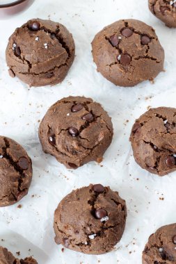 Beyaz parşömen kağıdında çikolatalı kurabiyeler. Üst görünüm.