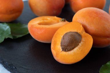 Karanlık bir arka planda taze kayısılar. Yakın plan..