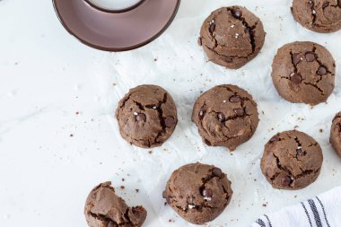 Kahvaltı için ev yapımı çikolatalı kurabiyeler. Üst görünüm.