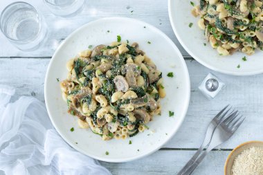 Vegan parmesan peynirli mantarlı ıspanaklı makarna. Üst Manzara. Ev yapımı İtalyan yemekleri..