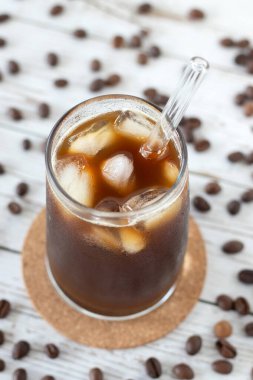 Buzlu kahveyi bardakta tazeliyorum..