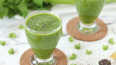 Yeşil kerevizli meyve püresi ve chia çekirdeği. Yakın plan..