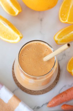 Bardakta turuncu havuç püresi. Üst Manzara. Sağlıklı vejetaryen karışımı..