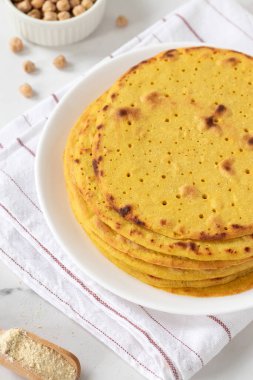 Ev yapımı tortilla beyaz mutfak masasında nohut unuyla sarılır..