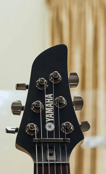 雅马哈吉他指板的一部分 电吉他头雅马哈 — 图库照片