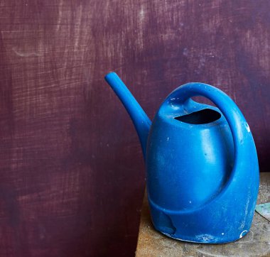 Çatlak mavi sulama tenekesi