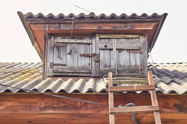 Dach Łupkowy Stare Drewniane Drzwi Okna Część Drabiny — Zdjęcie stockowe