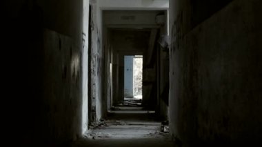 Binanın terk edilmiş koridoru ve içindeki adam. Tehlikeli yerlerde tehlike ve korku.