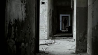 Binanın terk edilmiş koridoru ve içindeki adam. Tehlikeli yerlerde tehlike ve korku.