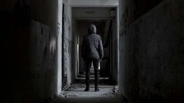 Homme Homme Tient Avec Dos Dans Capot Dans Couloir Abandonné — Video