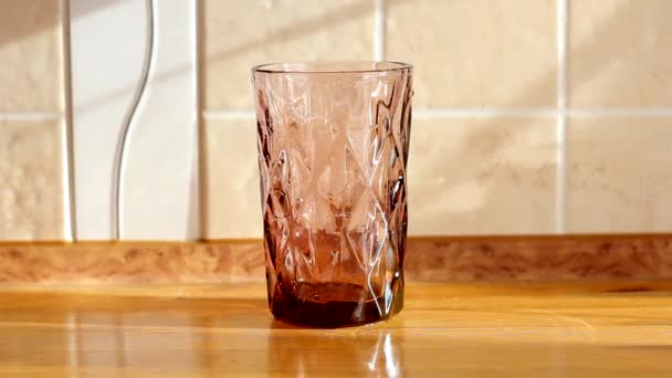 把水倒入棕色玻璃杯烧杯中 — 图库视频影像