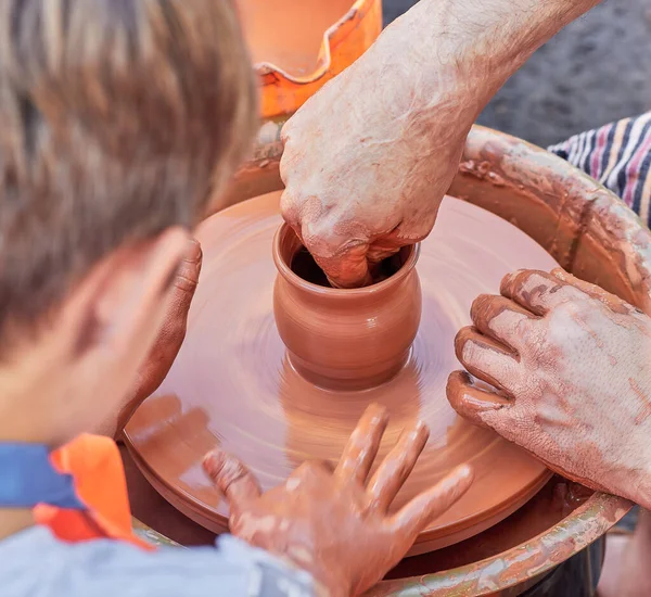 Ensinar Uma Criança Fazer Cerâmica Barro Vermelho Mãos Cerâmica Barro — Fotografia de Stock