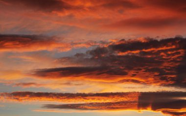 Güzel Akşam Gökyüzü. Altın bulutlar.