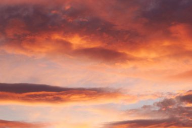 Güzel Akşam Gökyüzü. Altın bulutlar.