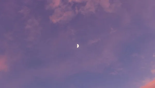 Halve Maan Paarse Hemel Wolken — Stockfoto