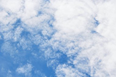 Mavi gökyüzü ve beyaz bulutlar.