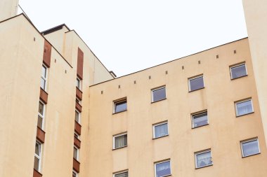 Konut binasının ön cephesi krem rengi..