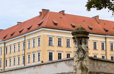 Zamek Lubomirskich w Rzeszow. Polonya Şatosu. Sokaktan, yoldan görüş. Polonya, Rzeszw