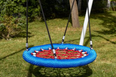 Çember şeklinde hamak. Oyun parkı çocukları örümcek ağı kırmızı ve mavi çocuklar örümcek ağı.