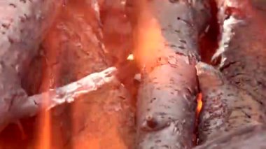 Ateşle. Yakacak odun yakın yanıyor.