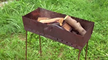Yakacak odunları olan bir Brezilyalı. Barbeküyü hazırlıyorum - yakacak odun yakıyorum..