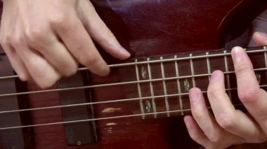 Bas gitar becerikli bir oyun değil