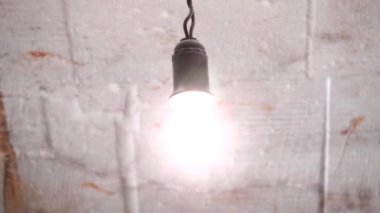 Yanar döner ışık yanıyor. Göz kamaştırıcı ampul yandı ve ışık yandı. Enerji tasarrufu yapan bir ampul değil..