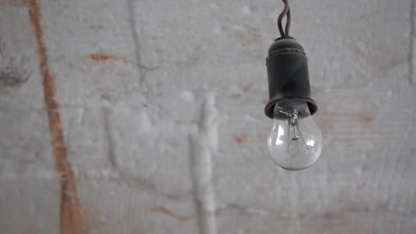 Černá Základna Zářící Lampa Visí Kymácí Není Úsporná Skleněná Lampa — Stock video