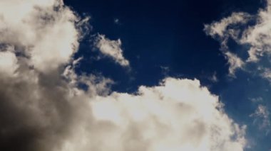 Mavi gökyüzü ve beyaz bulutlar