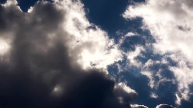 Mavi gökyüzü ve beyaz bulutlar