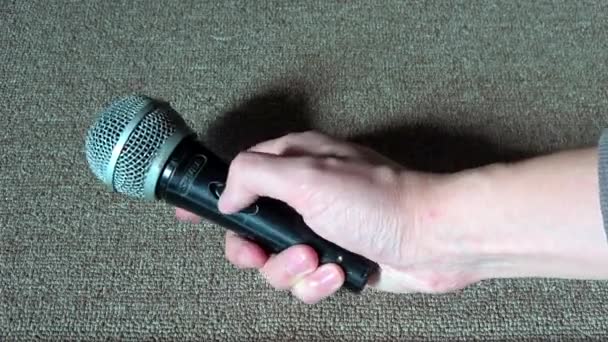 Микрофон Руках — стоковое видео