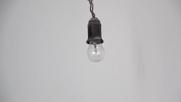古い白熱ランプをスクリーニング ガラス灯の電球を外しました ガラス製の古い電球 — ストック動画