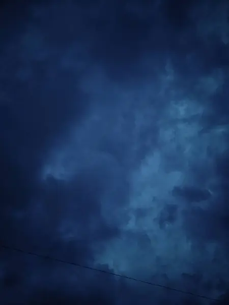 Gizemli Alacakaranlık Gökyüzü - Huysuz Mavi Bulutlar Dramatik Atmosferik Arkaplan İçin Yalnız Güç Hattı