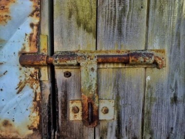 Eski Rustik Güvenlik: Eski Ahşap Kapı ve Yıpranmış Metal Kapı, Antika Cazibe Teması İçin Mükemmel - Her Ayrıntıda Eşsiz Dokular ve Zamansız Hikayeler Bul