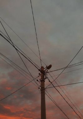 Kesişen Elektrik Hatları ve Sokak Lambası Canlı Gökyüzüne Karşı, Şehir Doğa Karşıtlığı, Akşam Sükuneti