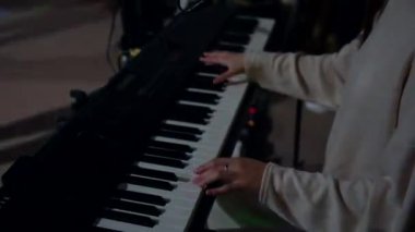 Işık Gösterisiyle Dinamik Canlı Klavye Performansı. Canlı performans sırasında klavye enstrümanının canlı çalınması