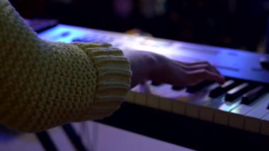 Işık Gösterisiyle Dinamik Canlı Klavye Performansı. Canlı performans sırasında klavye enstrümanının canlı çalınması.