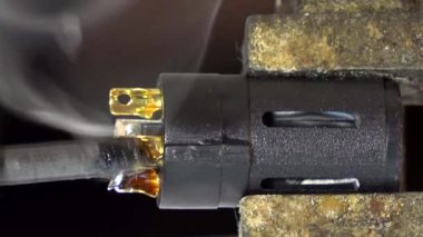 XLR Bağlantı Lehim Öğretmeni: Mikrofon Kablolarını Nasıl Siler. Yeni başlayanlar için DIY Kablo Tamiri. Bir mikrofon için bir XLR Bağlayıcısını nasıl parçalayacağını: bir acemi rehberi. Gerçek XLR Kablo Lehim Teknikleri. DIY Mikrofon Kablo Onarımı. 