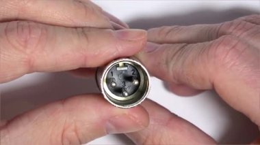 Mikrofon kablosu için Hand Holding XLR Connector / Plug 'ın yakın çekimi. Ses ekipmanı ayrıntıları. El, XLR Erkek Bağlayıcı 'yı gösteriyor. Mikrofon / Ses Kablo Bileşeni. Stüdyo / Canlı Ses. 
