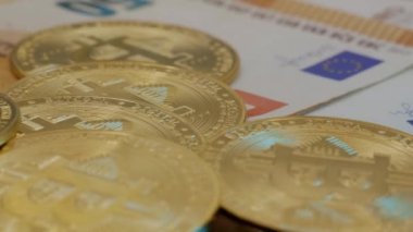 Ekranda dönen 50 avronun üzerinde altın bitcoin para. Yatırım kavramı ve geleceğin zenginliği