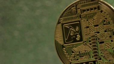 Tek bir Bitcoin 'in yakın çekimi yavaşça dönüyor, Bitcoin altın sikkesi fotokopi alanını kapatıyor