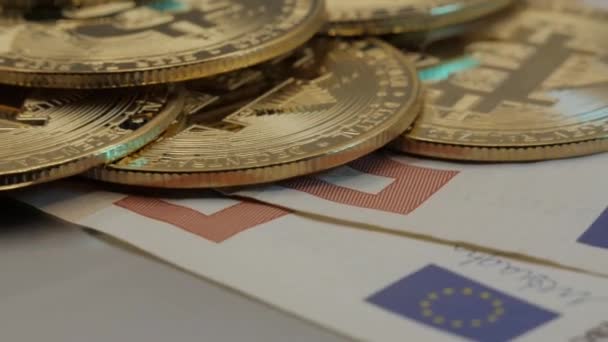 Золотая Биткойн Евро Банкноты Вращаются Экране Концепция Инвестиций Богатства Будущего — стоковое видео