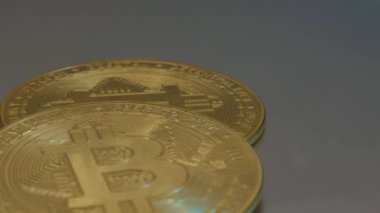 Erkek eli bitcoin sikkeleri, ekonomik büyüme kavramı ve gelecek için yatırım ekler
